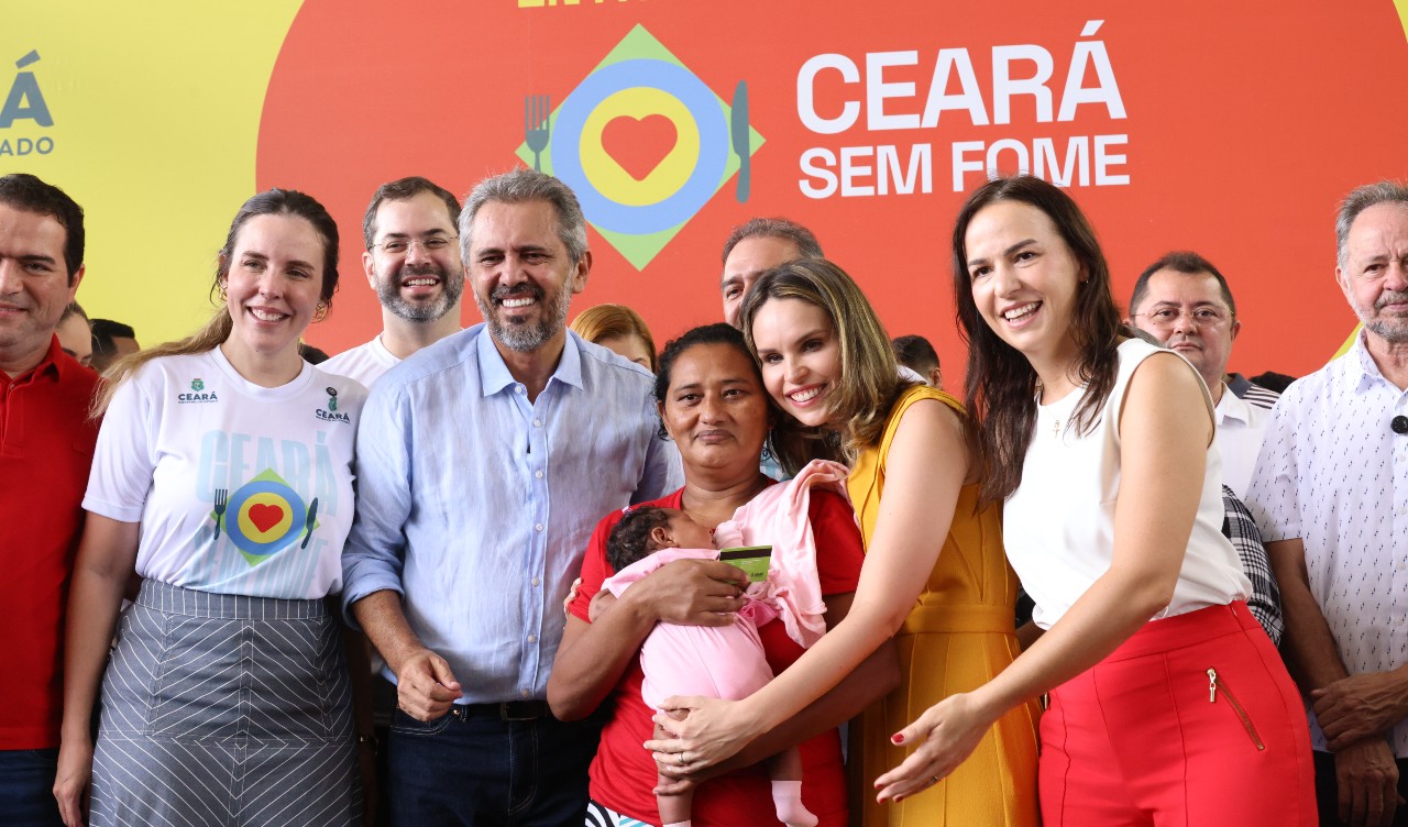 grupo de pessoas posa para a foto